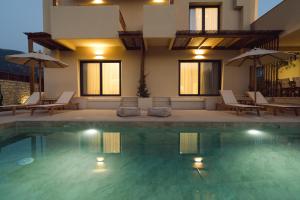 Bazén v ubytování Atman Eco Lodge nebo v jeho okolí