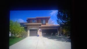 une grande maison avec un garage en face dans l'établissement Cozy & Stylish, à Aurora