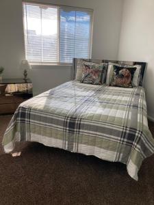 En eller flere senge i et værelse på Cozy & Stylish + 28 billeder