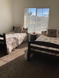 une chambre avec deux lits et une fenêtre dans l'établissement Cozy & Stylish, à Aurora 28 autres photos