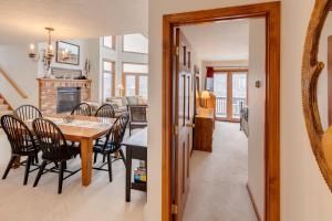Χώρος καθιστικού στο C15 Ski-In Ski-Out Townhouse with Hot Tub & Stunning Mount Washington Views, Pets welcome