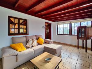 una sala de estar con un sofá y una mesa en Casa Las Martina, en La Verada