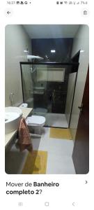 バーハ・デ・サン・ミゲウにあるCasa Nossaのバスルーム(トイレ2つ、シンク付)