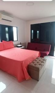 バーハ・デ・サン・ミゲウにあるCasa Nossaのベッドルーム(赤いベッド1台、ソファ付)