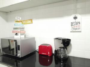 encimera de cocina con cafetera y cafetera en Amadeus, en Mendoza