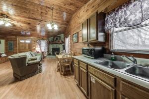 een keuken en een woonkamer in een blokhut bij Great Cabin with a View close to Dollywood! in Sevierville