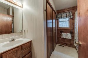 een badkamer met een wastafel en een spiegel bij Great Cabin with a View close to Dollywood! in Sevierville +24 foto's