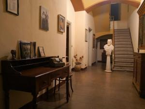 een standbeeld van een vrouw in een hal met een piano bij Residenza Don Baddore in Dorgali