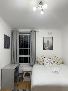 Ένα ή περισσότερα κρεβάτια σε δωμάτιο στο Budget Grey House +24 φωτογραφίες