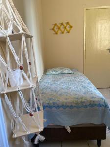 a bedroom with a bed with a wooden bed frame at Amplo apto com garagem, próximo shopping Jardins in Aracaju