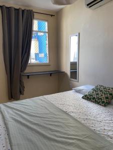 a bedroom with a bed and a window at Amplo apto com garagem, próximo shopping Jardins in Aracaju