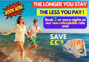 Ein Mann und eine Frau, die mit einem Regenschirm am Strand rennen in der Unterkunft Amazing Family Cottage Just mins to Beach & Attractions, 3 bed, Sleeps 5, Large Garden, Off Road Private Parking, Fab Free WiFi & Pets are Welcome too! in Chapel Saint Leonards + 65 Fotos