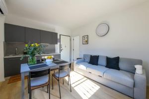 a living room with a couch and a table with chairs at Appartamento Santa Maria Nuova in Reggio Emilia