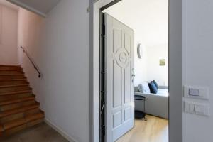 a hallway with a door leading to a bedroom at Appartamento Santa Maria Nuova in Reggio Emilia