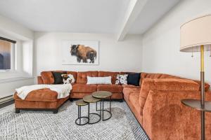 Χώρος καθιστικού στο Buffalo Ridge - Hot Tub & Walk to Downtown