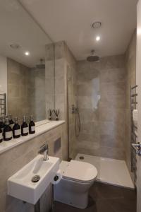 Harbour Tide, Inviting 3 BR Apt, Large Terrace and Sea View, Parking的一间浴室