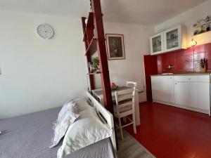 Kuchyňa alebo kuchynka v ubytovaní Seafront Studio Apartment+Balcony