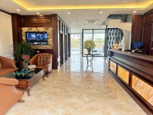 Televiisor ja/või meelelahutuskeskus majutusasutuses Luxury Hanoi Hotel