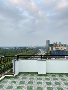 Rõdu või terrass majutusasutuses Luxury Hanoi Hotel