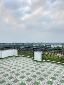Rõdu või terrass majutusasutuses Luxury Hanoi Hotel