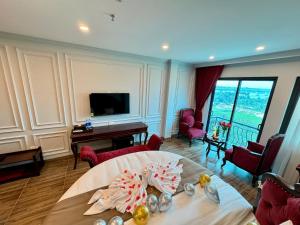 Televiisor ja/või meelelahutuskeskus majutusasutuses Luxury Hanoi Hotel