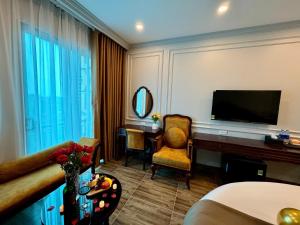 Televiisor ja/või meelelahutuskeskus majutusasutuses Luxury Hanoi Hotel
