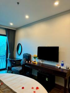 Televiisor ja/või meelelahutuskeskus majutusasutuses Luxury Hanoi Hotel