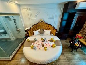 Voodi või voodid majutusasutuse Luxury Hanoi Hotel toas