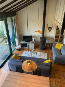 un salon avec un canapé et une table dans l'établissement Mon CoCoo, à Stavelot