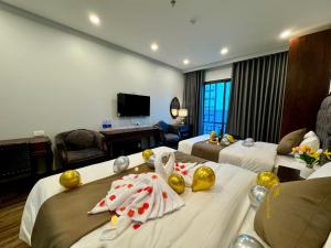 Televiisor ja/või meelelahutuskeskus majutusasutuses Luxury Hanoi Hotel