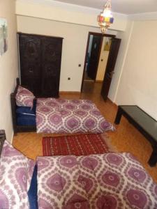 sala de estar con 2 camas y alfombra en Manis Apartment Set in a Hotel Area, en Marrakech