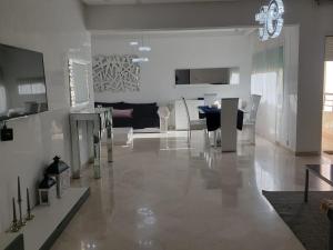 Luxurious apartment city center في فاس: غرفة معيشة مع طاولة وغرفة طعام