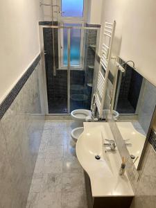 Un baño con un lavabo blanco y un inodoro. en Ca'de figge, en Chiavari 6 fotos más