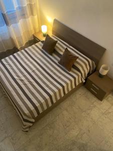 1 cama grande con 2 almohadas en una habitación en Ca'de figge, en Chiavari