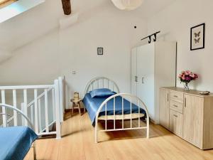 Un dormitorio con una cama y una cómoda. en Large Duplex near Luxembourg, en Longwy