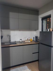 Cucina o angolo cottura di Emmas Place- Apartamenti modern por miqesor ne qender te Elbasanit
