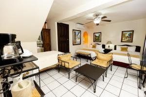 una habitación de hotel con una cama y algunas sillas en Hotel Camino Maya, en Copan Ruinas