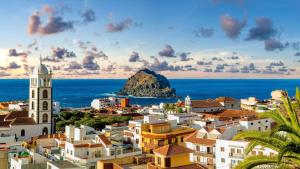 a view of a city with a church and the ocean at Casa Tradicional - Caletón Gara in Garachico