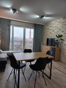 TV a/nebo společenská místnost v ubytování Apartament ósemka