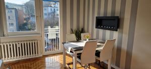 Televízia a/alebo spoločenská miestnosť v ubytovaní Apartament Holiday Gdynia