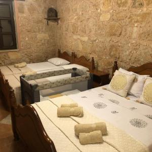 Кровать или кровати в номере Zivlas Stone House