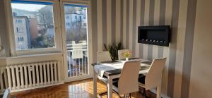Televízia a/alebo spoločenská miestnosť v ubytovaní Apartament Holiday Gdynia