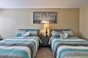 una camera con due letti e una lampada di Your Perfect Getaway Renovated and Beautifully Decorated Hotel Room Studio a Killington