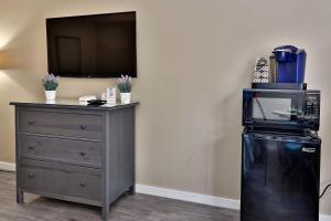 una camera con cassettiera, forno a microonde e TV di Your Perfect Getaway Renovated and Beautifully Decorated Hotel Room Studio a Killington Altre 12 foto
