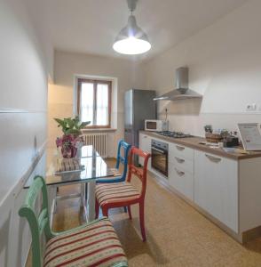 una cucina con tavolo e sedie in una cucina di Cuore di vigna in Umbria a Cenerente