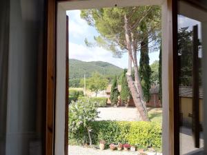 Vista generica sulle montagne o vista sulle montagne dall'interno dell'appartamento