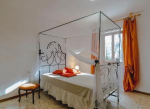 una camera con letto a baldacchino e sedia di Cuore di vigna in Umbria a Cenerente