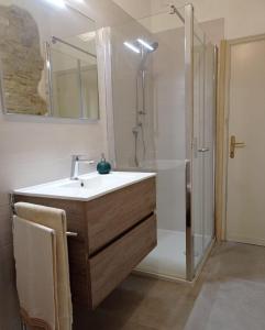 un bagno con lavandino e doccia di Cuore di vigna in Umbria a Cenerente