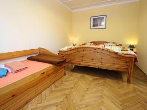 two twin beds in a room with wooden floors at Ferienhaus Ferienhäusel, Oybin in Hain