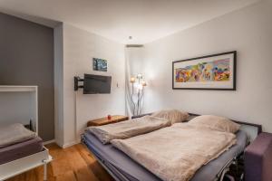 una camera da letto con due letti e una TV a parete di Apartment Hannover Top Citylage ad Hannover